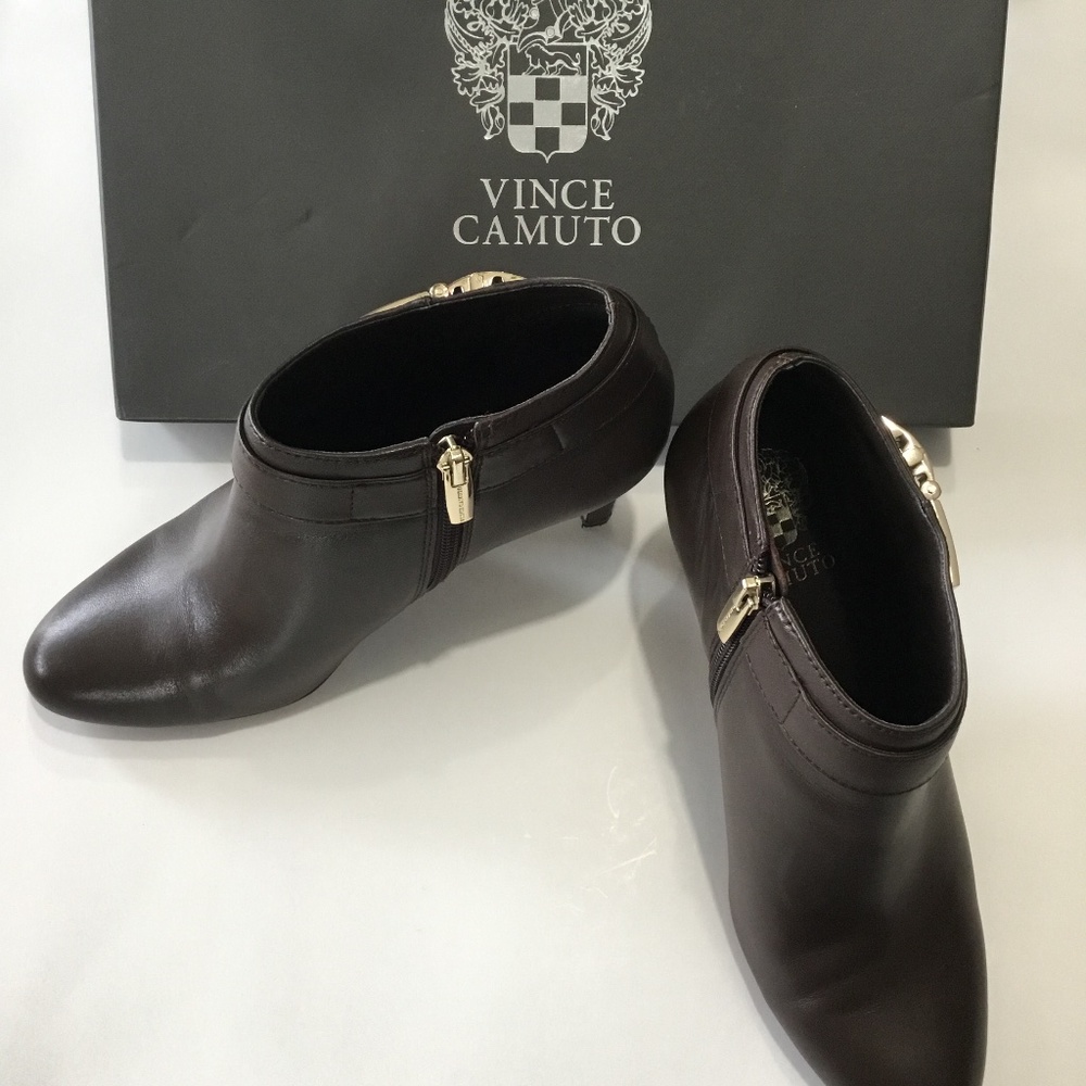 VINCE CAMUTO VV-CHELSA BITTERSWEET SOFT NAPPA SILK SIZE: 7 1/2M BROWN BOOTIES
